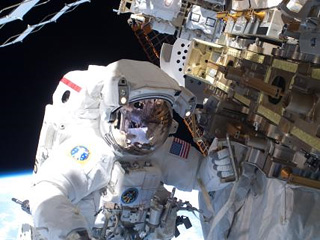 Астронавты американского шаттла Discovery Клэй Андерсон и Рик Мастраччо в воскресенье завершили работы во время второго из трех запланированных выходов в открытый космос
