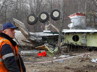 Следователи под Смоленском продолжают искать останки погибших на месте крушения в субботу самолета Ту-154 президента Польши Леха Качиньского