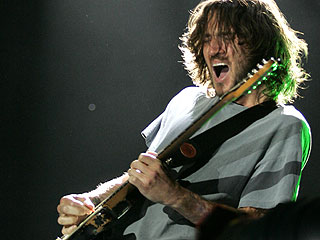 Британцы определили лучшего рок-гитариста за последних 30 лет. Первое место досталось бывшему участнику Red Hot Chili Peppers Джону Фрусчанте