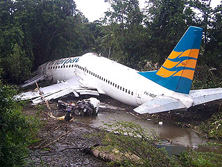 В Индонезии Boeing 737 упал в реку и развалился
