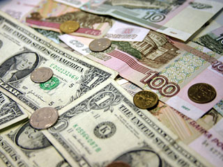 После серьезного падения к рублю в понедельник сразу на 38 копеек американская валюта несколько скорректировалась