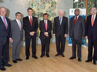 Участники церемонии подписания соглашения (слева  направо): Ларс Тунелл (Группа организаций Всемирного  банка); Харухико Курода (АБР); Роберто Веллутини (МАБР);  Мурильо Поргугал (МВФ); Филипп Майштадт (ЕИБ);  Доналд Кабрерука (АфБР); Томас Мироу (ЕБРР)