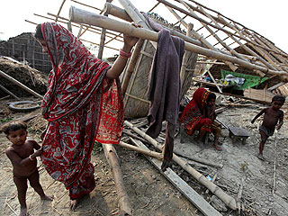 Число жертв мощного циклона на северо-востоке Индии превысило 115 человек.