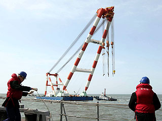 Южнокорейские спасатели 15 апреля подняли на поверхность корму затонувшего  в Желтом море недалеко от границы с КНДР корвета "Чхонан".