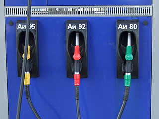 Федеральная антимонопольная служба борется с нефтяными компаниями за "справедливые" цены на бензин.