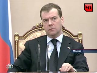 Президент России Дмитрий Медведев поручил Министерству обороны РФ обеспечить перелет сверженного президента Киргизии Курманбека Бакиева вместе с его семьей в Казахстан