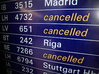 Компания "Аэрофлот" отменила около 20 рейсов в связи с закрытием воздушного пространства и аэропортов Европы