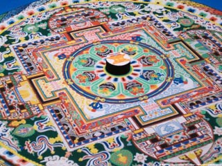 В одном из залов историко-археологического музея-заповедника священнослужители древнейшего тибетского монастыря-университета "Дрепунг Гоманг" начали строить мандалу