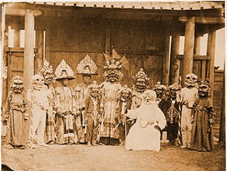 Мистерия Цам представляет собой танец-действо с участием буддийских персонажей. На фото - Цам в Гусинозерском дацане. 1880-е годы.