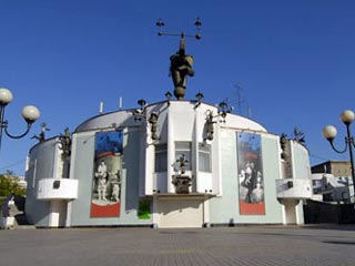 Конюшня театра "Уголок дедушки Дурова" горит в центре Москвы, животным ничего не угрожает