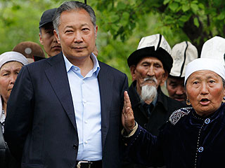 Бывший президент Киргизии Курманбек Бакиев, подписавший 16 апреля заявление об отставке, согласно неофициальным данным, находится в Алма-Ате