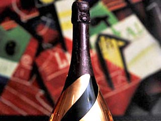 Россиянин, имя которого не раскрывается, заплатил в баре гостиницы "Уэстбюри" 54 тыс. долларов за бутылку знаменитого французского шампанского Dom Perignion Rose Gold урожая 1996 года