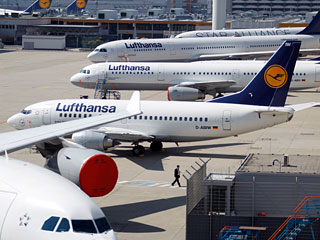 Руководители двух крупнейших авиаперевозчиков Германии, Lufthansa и Air Berlin подвергли критике решение соответствующих служб закрыть из-за извержения вулкана воздушное пространство над Германией