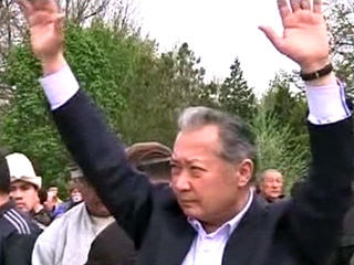 Бывший президент Киргизии Курманбек Бакиев покинул территорию Казахстана, сообщил в понедельник официальный представитель министерства иностранных дел республики