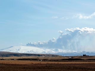 Деятельность вулкана Эйяфьятлайокудль ослабевает, но облако пепла остается над большей частью Европы