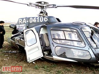 Трое человек пострадали во время аварийной посадки частного вертолета AS-350 "Еврокоптер" рядом с деревней Остров Ленинского района Московской области