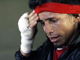 Чемпион мира по боксу по версии WBC в легком весе 28-летний венесуэлец Эдвин Валеро покончил жизнь самоубийством в тюремной камере, где он находился по подозрению в убийстве своей жены