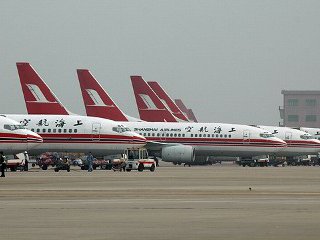 Постепенно начинает решаться проблема с российскими пассажирами, задержавшимися в китайской столице из-за отмены рейсов на Москву компанией Air China и "Хайнаньскими авиалиниями"