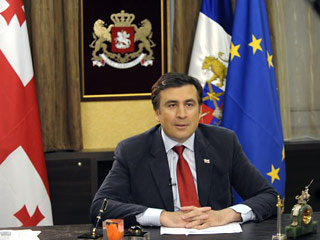 Безопасность Грузии неотделима от демократии, которую страна вынуждена строить практически "под дулом пистолета", заявил президент Михаил Саакашвили