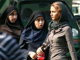 18-летняя иранская девушка из Тегерана принимает камшоты на большую задницу