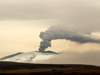 Ученые: облако пепла поворачивает в сторону Арктики, но в Исландии может проснуться второй вулкан 