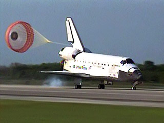 Корабль Discovery с семью астронавтами на борту возвратился на Землю, завершив космический полет длительностью 15 суток