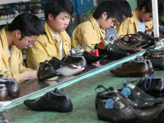 Обувь, которую в течение трех лет производила в Приморье китайская фабрика, признана токсичной