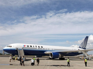 Причиной аварийной посадки американского Boeing-767 в Португалии стал загоревшийся двигатель. Напомним, лайнер компании United Airlines направлялся из Вашингтона в Москву, на борту много россиян  