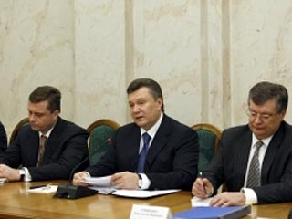 Президент Украины Виктор Янукович, который продлил  пребывание Черноморского флота РФ на территории Украины, вызвал решительное недовольство оппозиции