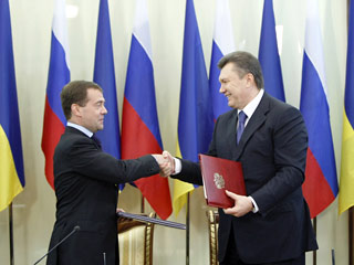 Эксперты: соглашение Медведева и Януковича по газу и флоту расколют украинское общество