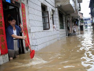 Затопило знаменитый туристический центр в Юго-Западном Китае: город Гуйлинь и его окрестности. Погибли два человека, эвакуированы почти 9 тыс. местных жителей