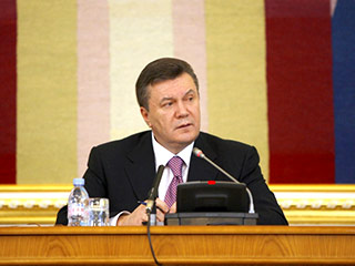 Президент Украины Виктор Янукович признался накануне на пресс-конференции, что у него не было выбора в отношении предложенных Россией договоренностей, поскольку экономика страны в критическом состоянии, а цена на газ в Украине - самая высокая в Европе