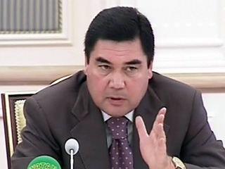 Президент Туркмении Гурбангулы Бердымухамедов лично открыл в пятницу представление в цирке, который был запрещен его предшественником девять лет назад