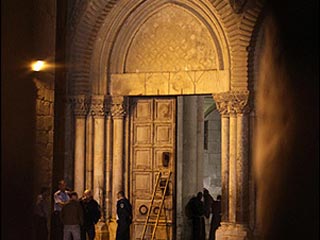 Израильский полицейский в пятницу тяжело ранил туриста в иерусалимском Храме гроба Господня, когда тот стал угрожать ножом паломникам