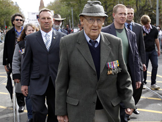 Семь ветеранов-участников военного парада по случаю Дня памяти погибших в военных конфликтах были сбиты сегодня автомобилем в центре австралийского города Мельбурн