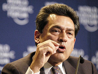 Член совета директоров Goldman Sachs Раджат Гупта в 2008 году передал главе хедж-фонда Galleon Group Раджу Раджаратнаму информацию о покупке акций банка Уорреном Баффеттом
