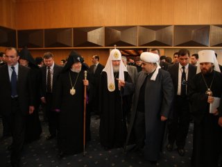 В рамках Всемирного саммита религиозных лидеров, работа которого началась сегодня в Баку, состоялась трехсторонняя встреча религиозных лидеров России, Армении и Азербайджана