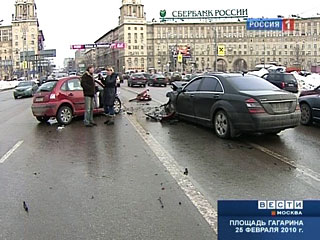 Вице-президент "ЛУКОЙЛа" Анатолий Барков в результате ДТП на Ленинском проспекте сломал ногу и нос, а его водитель получил легкое телесное повреждение