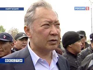 Временное киргизское правительство на заседании в понедельник приняло декрет об отрешении от власти бывшего президента Курманбека Бакиева и лишении его президентской неприкосновенности