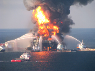 Экологическая катастрофа грозит прилегающей к США части Мексиканского залива в результате возникшей после взрыва на буровой платформе и продолжающейся уже шестой день подряд утечки сырой нефти