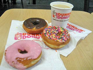 Завтра в Москве откроется первое из 20 кафе компании Dunkin' Donuts. Компания решила вернуться на российский рынок после того, как покинула его еще в 1999 году