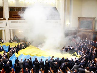 МЧС и МВД Украины совместно расследуют инцидент с применением дымовых шашек в Верховной Раде         