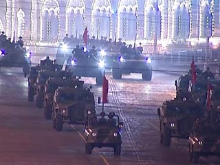 На Красной площади проходит ночная репетиция парада Победы