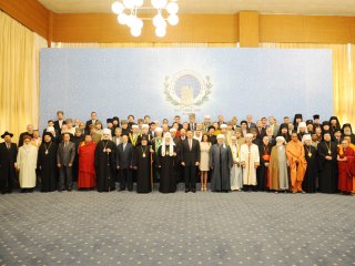 Участники завершившегося Всемирного саммита религиозных лидеров приняли итоговую декларацию, в которой призвали бороться с терроризмом и осудили любые попытки использовать религию для деструктивных целей