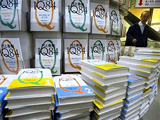 Тираж третьего тома книги Харуки Мураками "1Q84" достиг одного миллиона экземпляров всего за 12 дней с начала продаж.