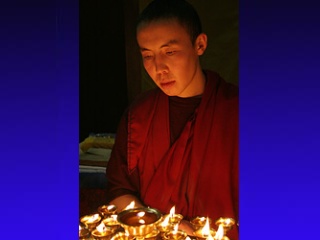 В Бурятии тибетские монахи буддийского центра "Ринпоче Багша" совершили сегодня молебен "Калачакры", посвятив его памяти жертв землетрясения в КНР