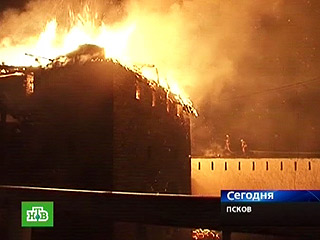 Причиной пожара в Псковском Кремле, который в ночь на 28 апреля уничтожил Власьевскую и Рыбницкую башни, мог стать поджог
