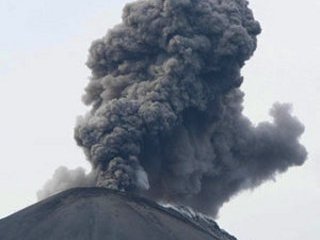 Всплеск активности вулкана Карымский зафиксирован на Камчатке, он выбросил столб пепла на высоту более 8 км над уровнем моря