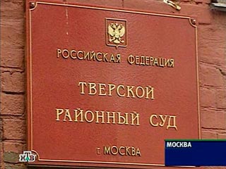 Тверской суд Москвы в четверг арестовал четырех граждан Азербайджана, которых следствие подозревает в незаконном выводе за рубеж начиная с 2008 года около 90 млрд рублей