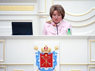 Матвиенко потребовала от ночных клубов Петербурга запретить стриптиз на 9 Мая